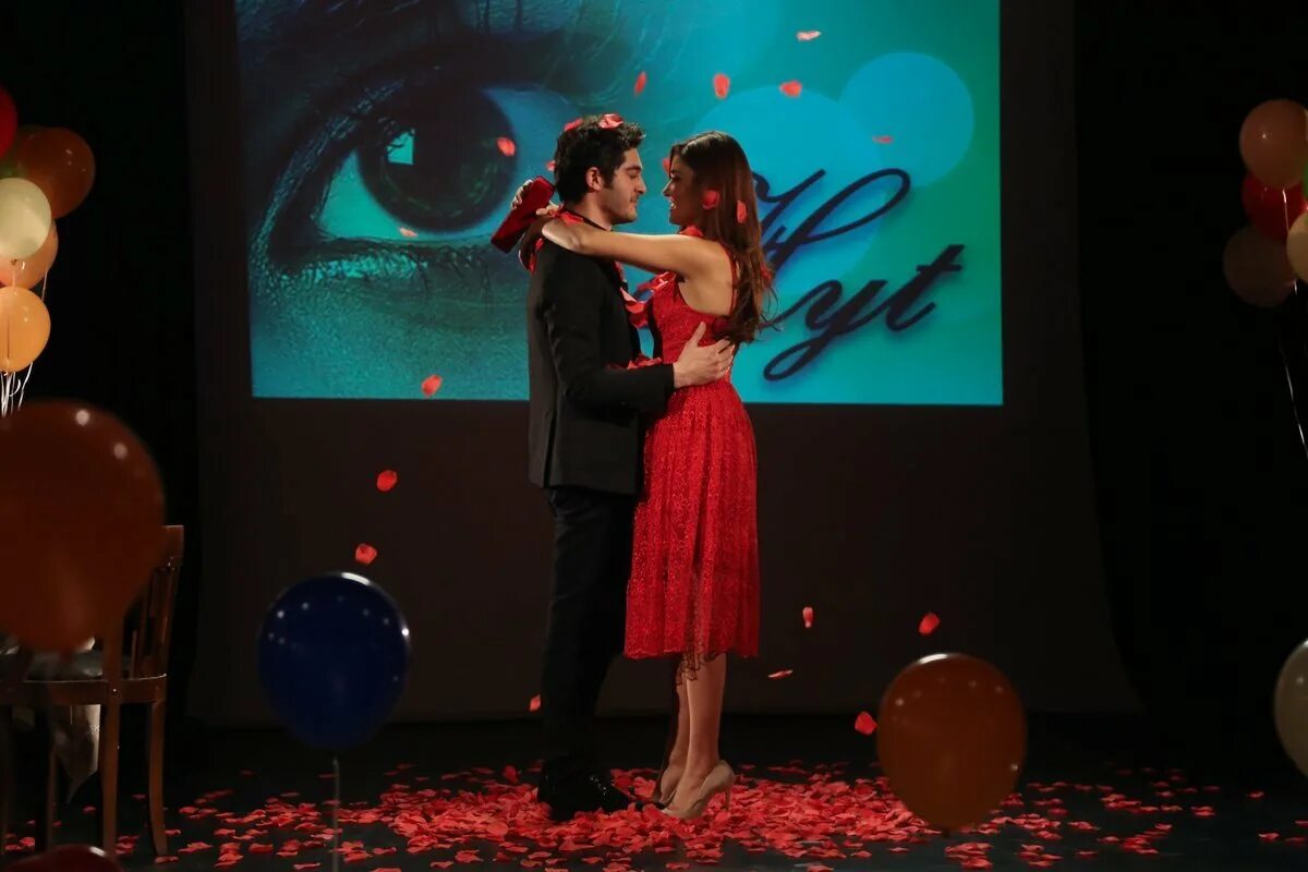 Хаят мурат турецкий. Турецкий сериал ask laftan anlamaz. Любовь не понимает слов 11. Любовь не понимает слов, 23 серия. Бурак дениз фото.