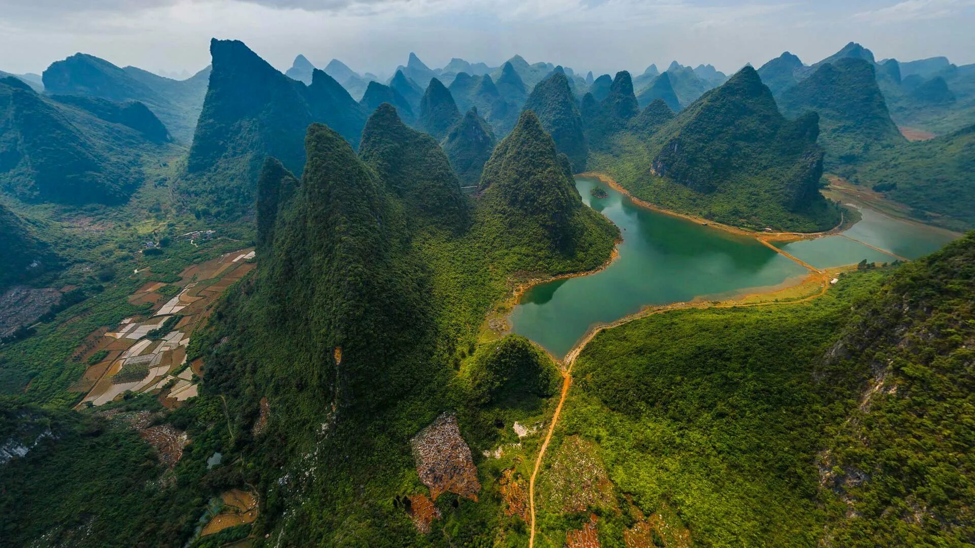 Гуйлинь национальный парк. Гуйлинь Лицзян реки. Национальный парк Гуйлинь и Лицзян, Китай. Горы Хуаншань, Китай.