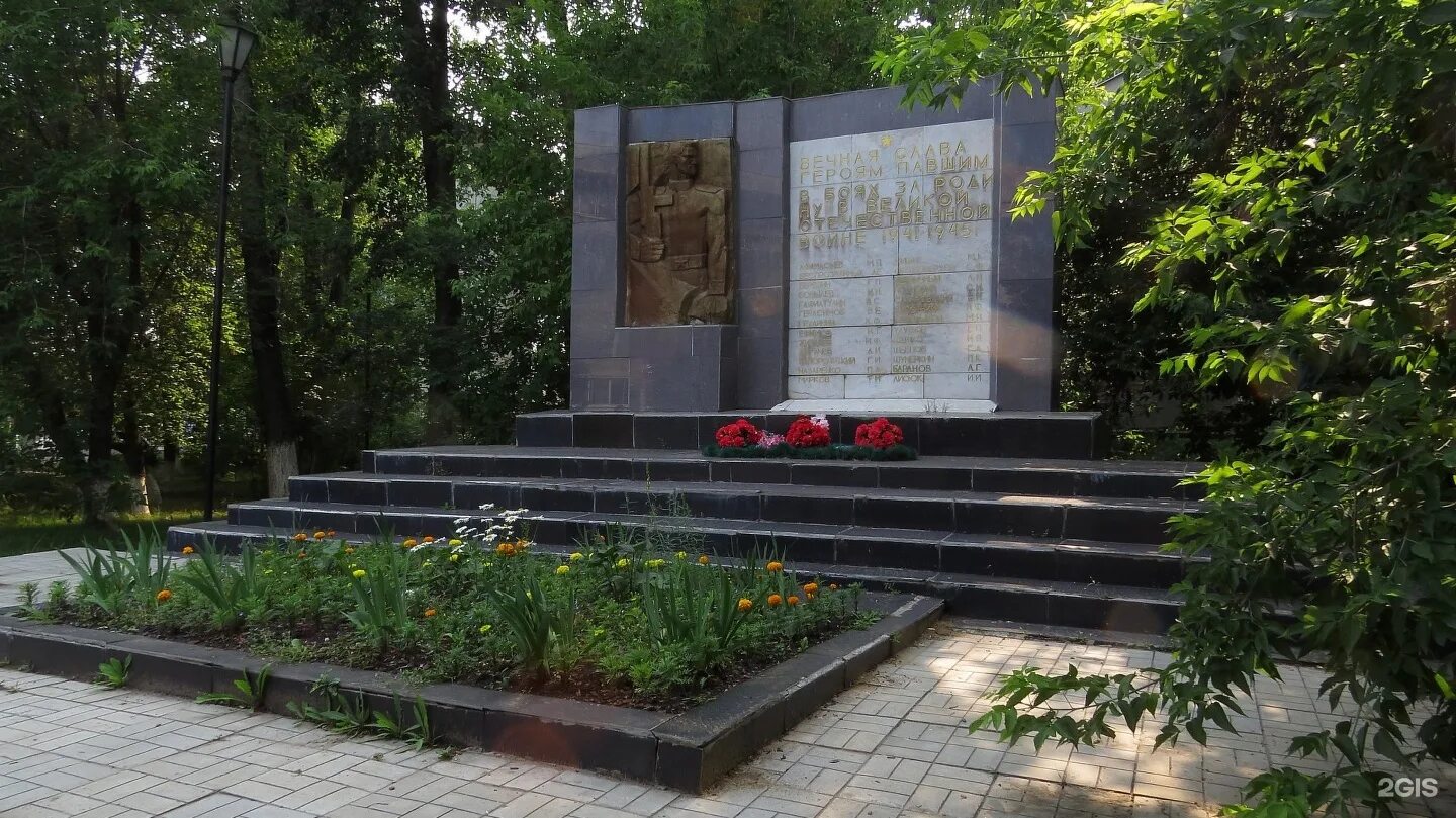 Поселок миз. Памятник в томаровке солдатами. Памятник павшим в боях. Памятник первопроходцам стрежевой. Мемориал памяти тургоякцев.