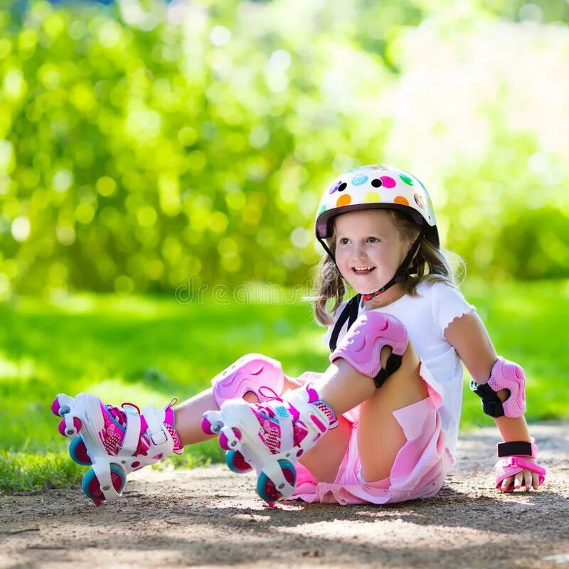 Little girls текст. Маленькая девочка в парке. Ролики для девочек. Счастливая девочка на роликах. Яркая фотосессия на роликах.