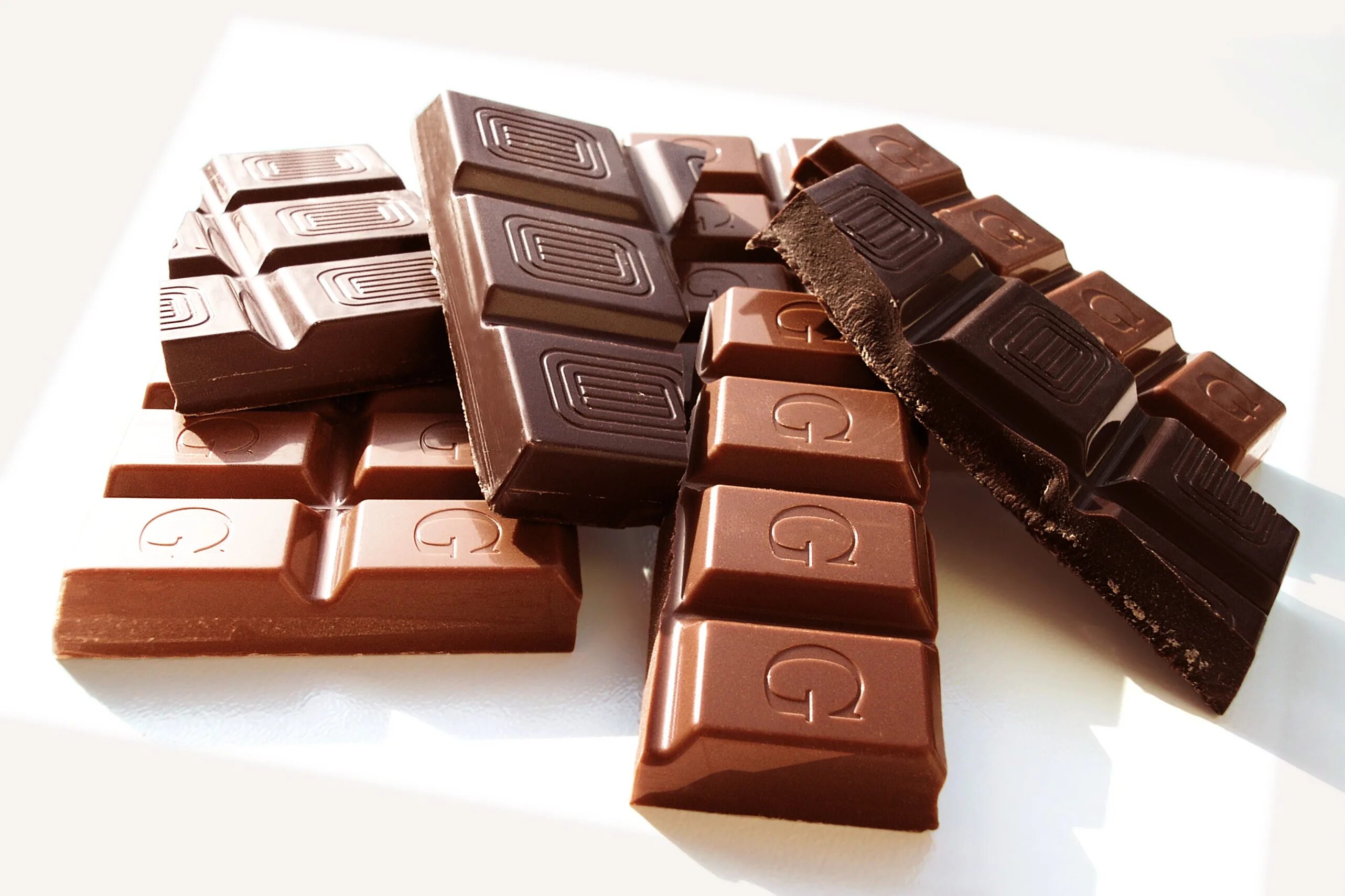 Три плитки шоколада. Шоколад. Плитка шоколада. Красивые шоколадки. Шоколадные конфеты.
