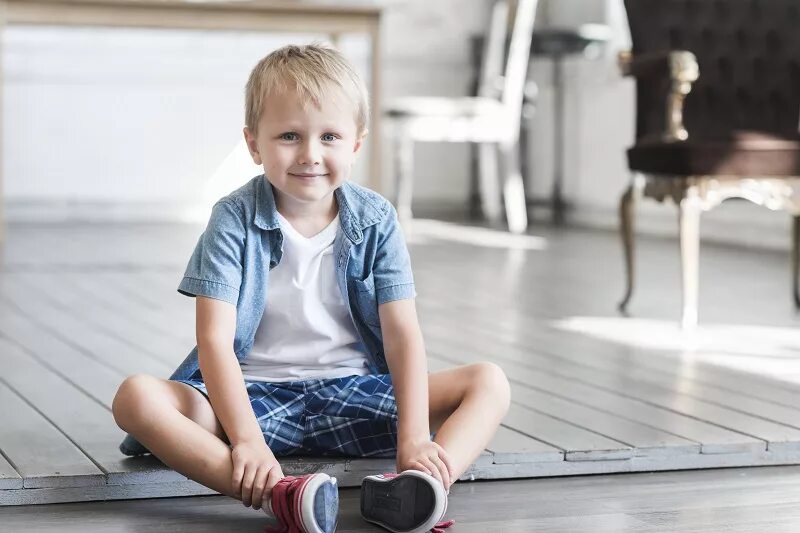 Полу мальчик полу девочка. Мальчик пола. Отжимание от пола мальчики. Мытьё и подмитание пола. Раннее половое взросление.