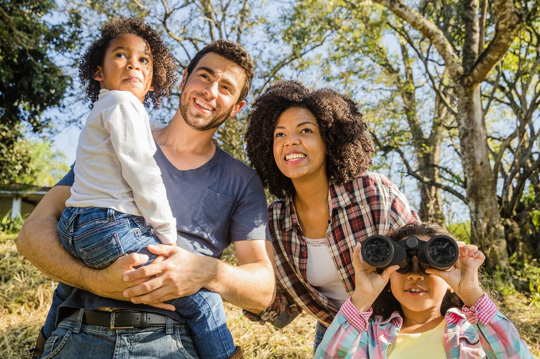 We like to have family. Семья на экскурсии. Американская семья на экскурсии. Семья на экскурсии картинки. Этническая картинка семьи.