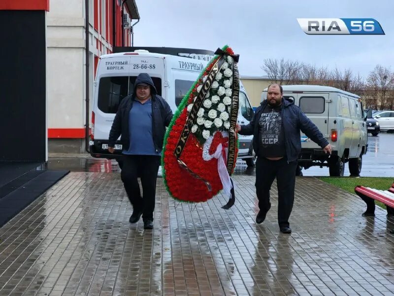 Где похоронят кузнецова. Похороны Сергея Кузнецова. Прощание с Сергеем Кузнецовым. Могила Сергея Кузнецова в Оренбурге. Прощание с Сергеем Кузнецовым Оренбург.