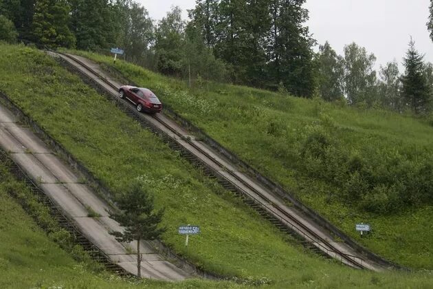 Дорога состоит из подъема и спуска. Уклон на дороге. Спуск с дороги. Дорога на подъем. Подъем дороги.