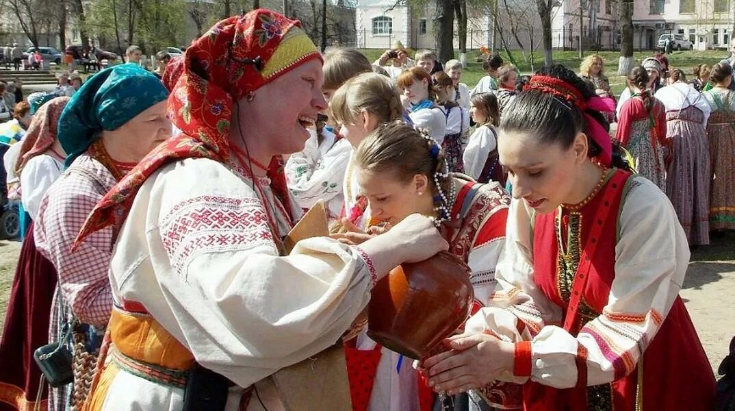 Красная горка можно ли. Русские народные традиции красная горка. Красная горка традиции. Красная горка праздник традиции. С красной горкой.