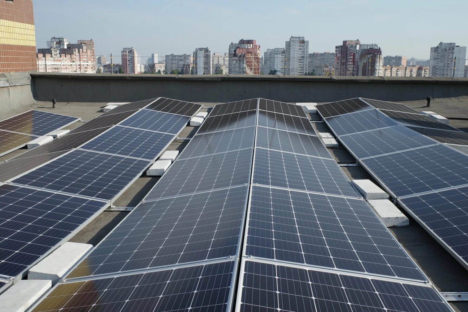 Солнечные батареи фото. Солнечная электростанция 300 КВТ. СЭС Солнечная электростанция на крыше. Солнечные батареи на крыше. Многоэтажный дом с солнечными панелями.