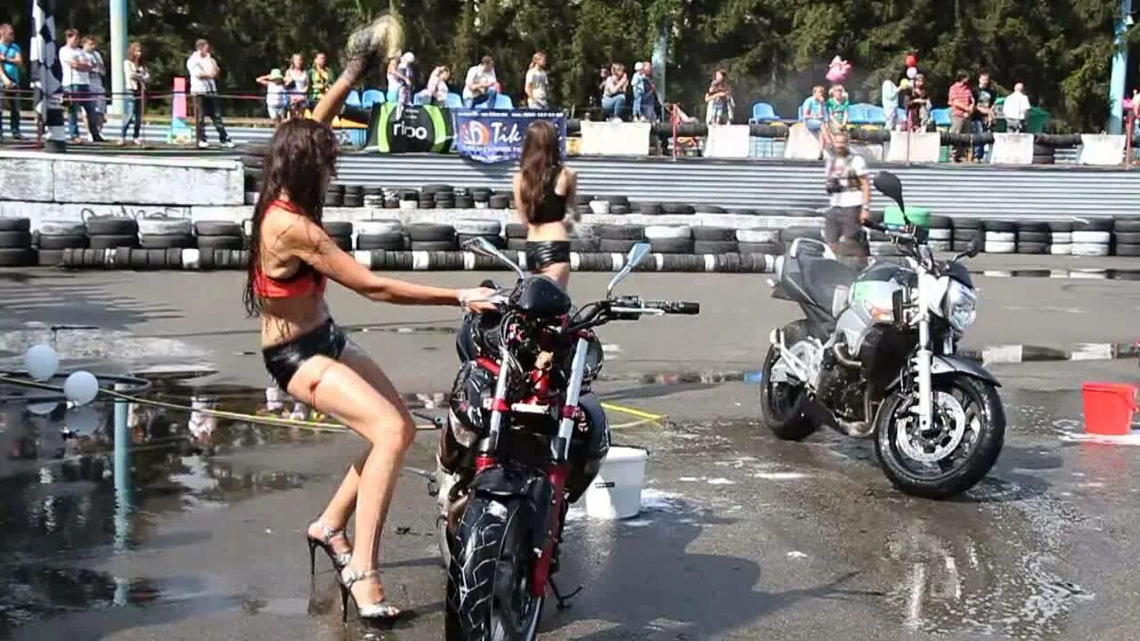 Видео приколы лучшие подборки. Девушка на мотоцикле. Мотокросс девушки. Падения девушек с мотоциклов.