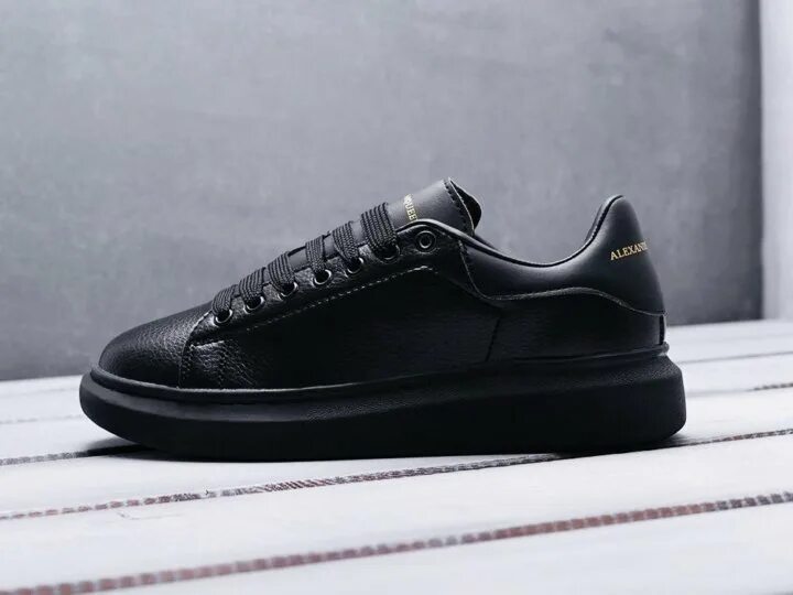 Alexander mcqueen black обувь. Черные mcqueen. Alexander mcqueen черные мужская обувь. Alexander mcqueen luxe reflective мужские. Черные mcqueen.