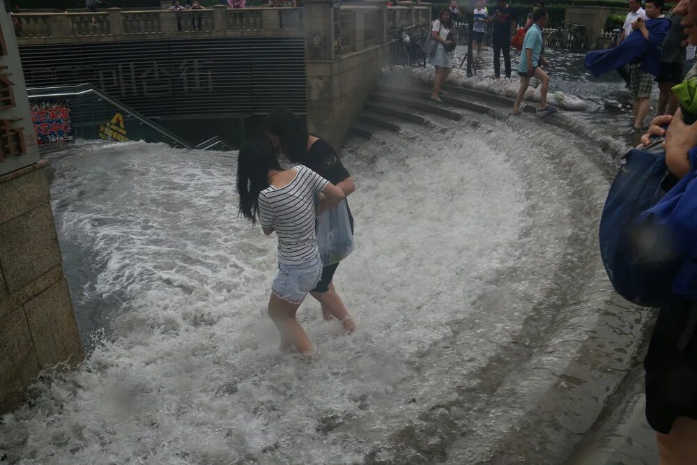 Наводнение в Китае. Наводнение в Китае сейчас. Сильный ливень в Китае. Жизнь в Китае. Погода в китае в сентябре