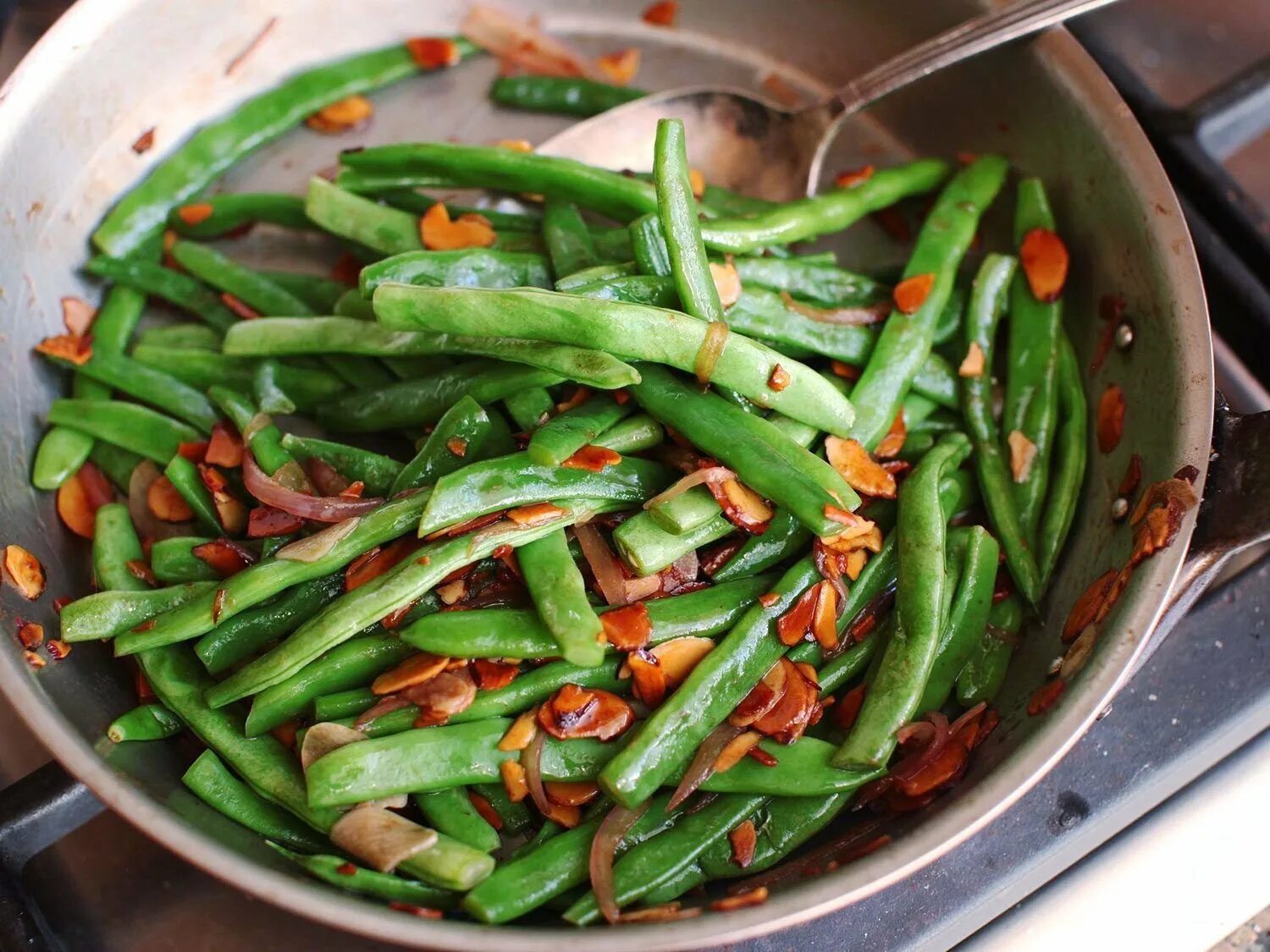 Рецепт вкусного блюда из спаржевой фасоли. Лобби фасоль зеленая. зеленая фасоль fizzy. стручковая фасоль с миндалем. блюда из стручковой фасоли.