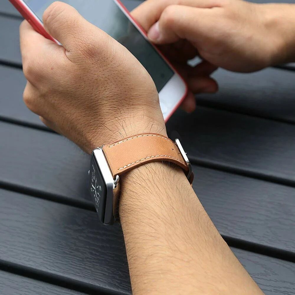 Как надевать ремешок на apple. Apple watch band. leather apple watch. кожаный браслет на эппл вотч. кожаннбраслет для apple watches.