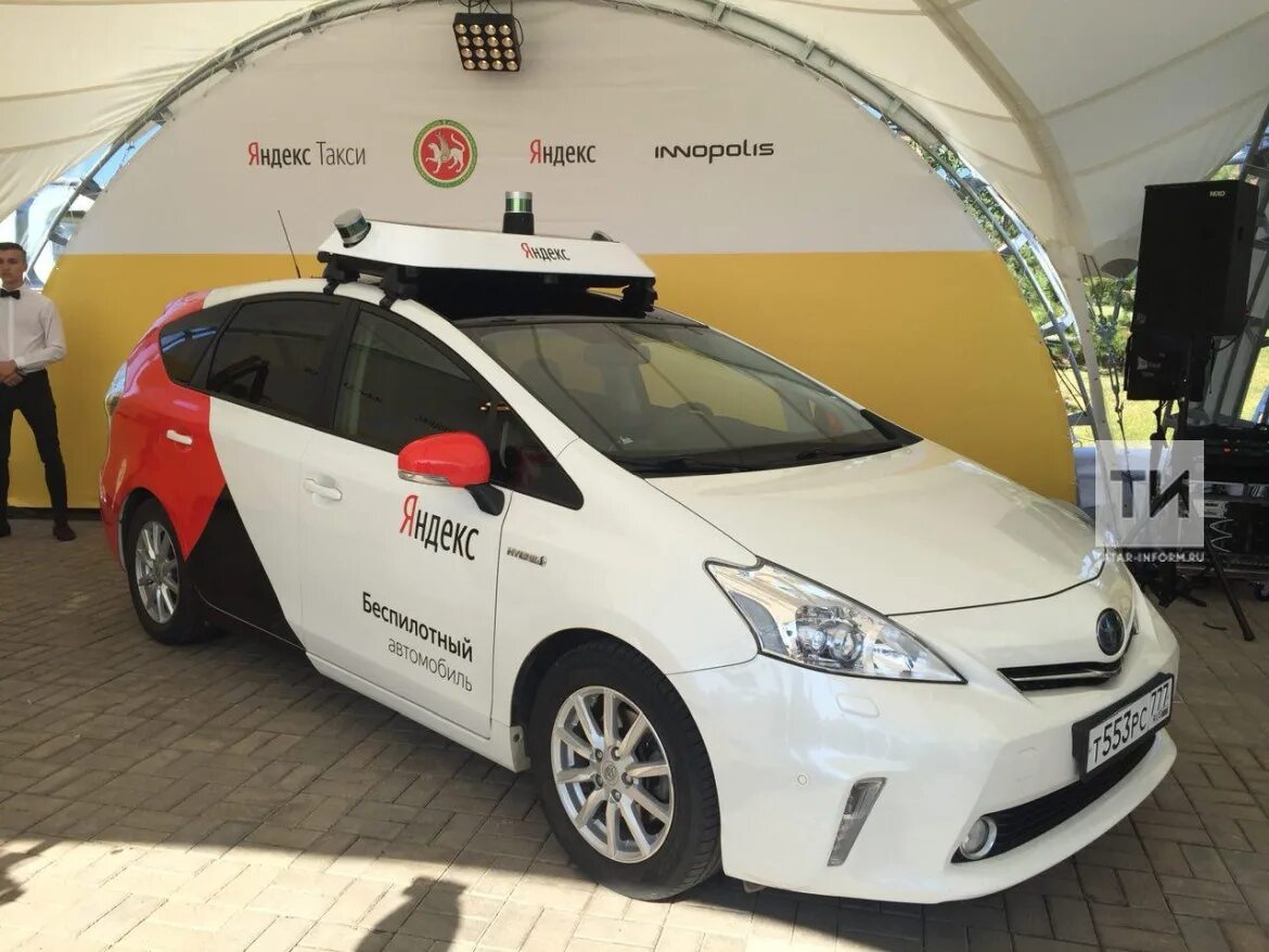 Водитель такси. Яндекс таксист. Gettaxi классы такси. Нововведения такси. Таксист с телефоном.