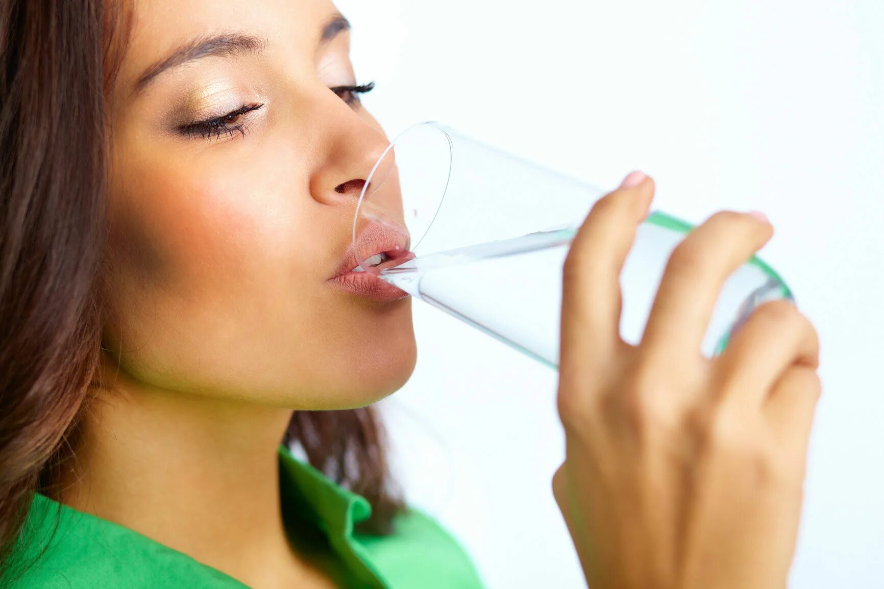 Повышенная жажда. Девушка пьет из стакана. Девушка пьет воду. Девушка со стаканом воды. Фото девушка пьет воду из стакана.