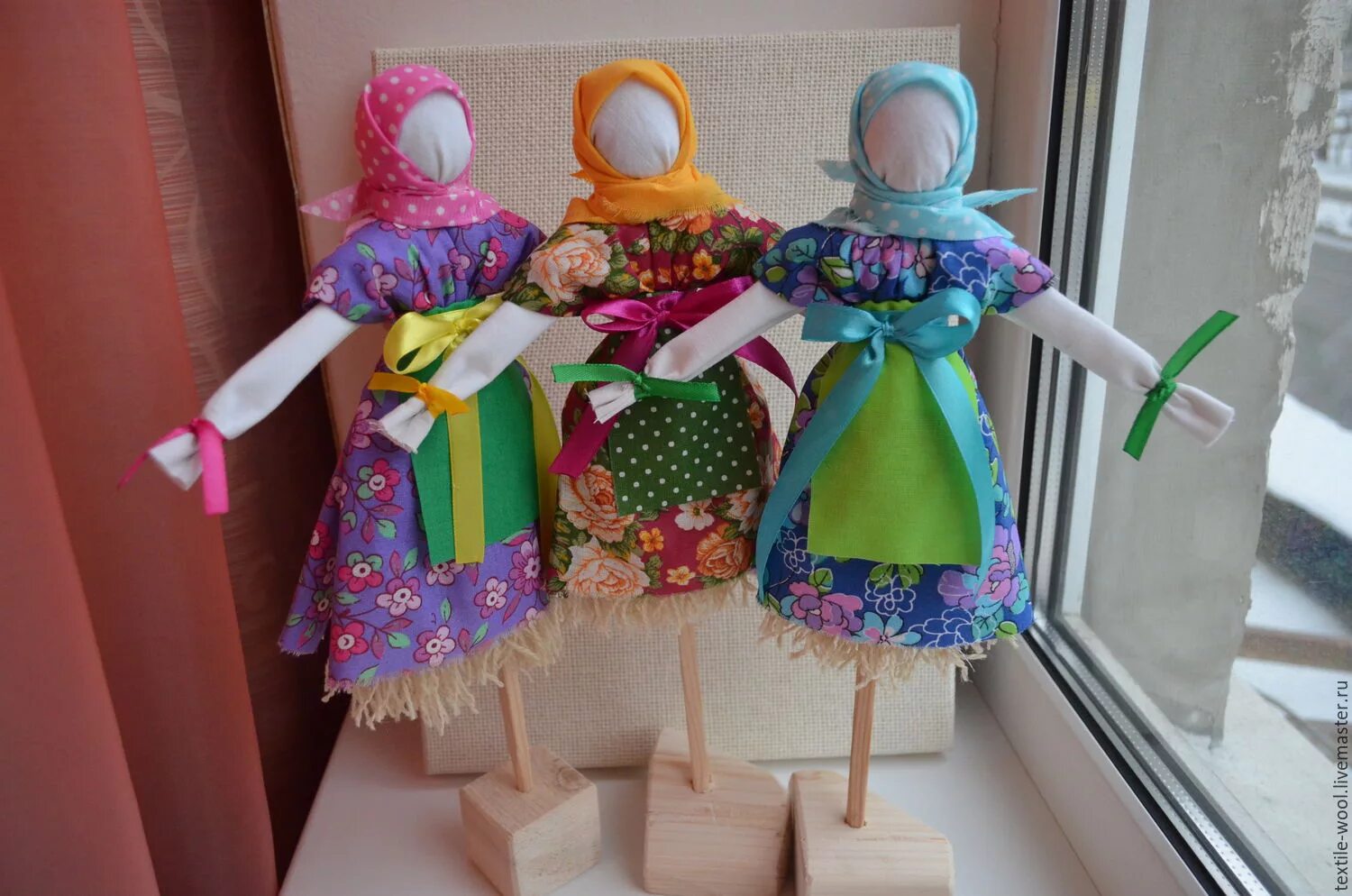 Тряпичная народная кукла масленица. Обережная кукла масленица мк. Кукла масленица своими руками из ткани. Кукла масленица из ткани. Куколки из ткани на масленицу.