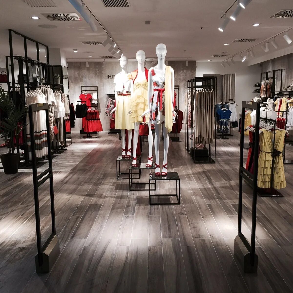 тк невский центр санкт петербург магазины. охотник турист магазин. интерьер бутика женской одежды. магазин правой одежды. магазин молодежной одежды в бежице.