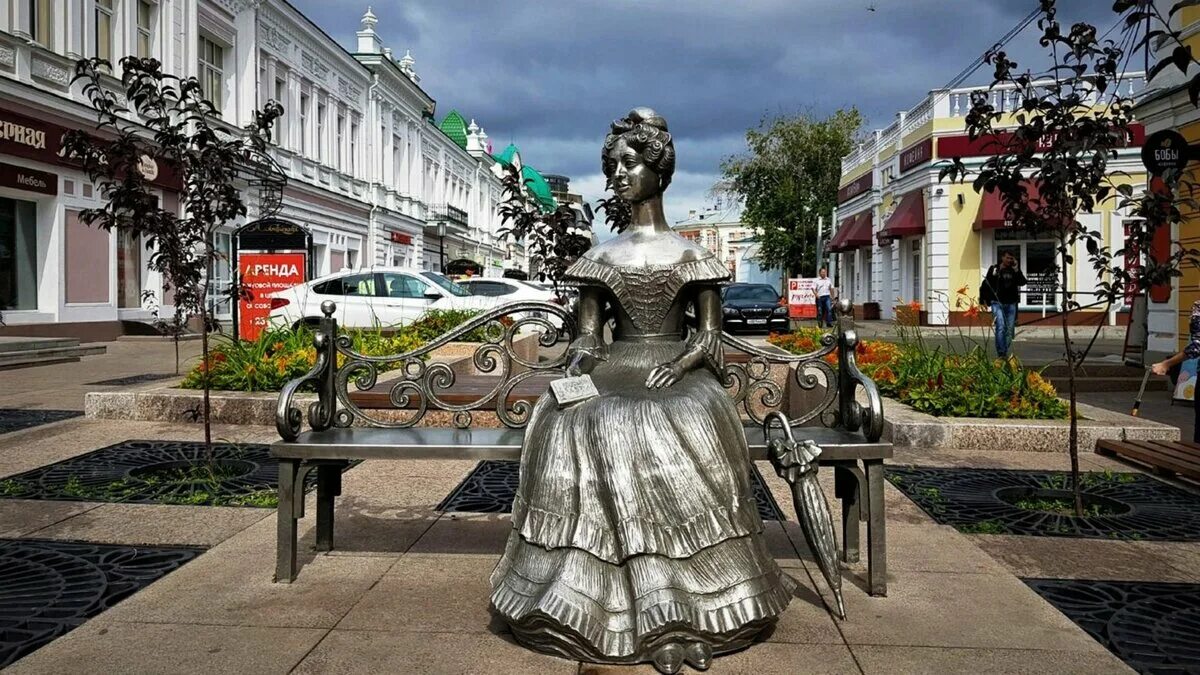 Памятник Любочке в Омске