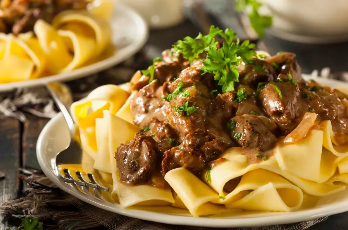 Говядина по строгановски рецепт. Бефстроганов. Beef Stroganoff. Бефстроганов с говядиной. Строганов бефстроганов.