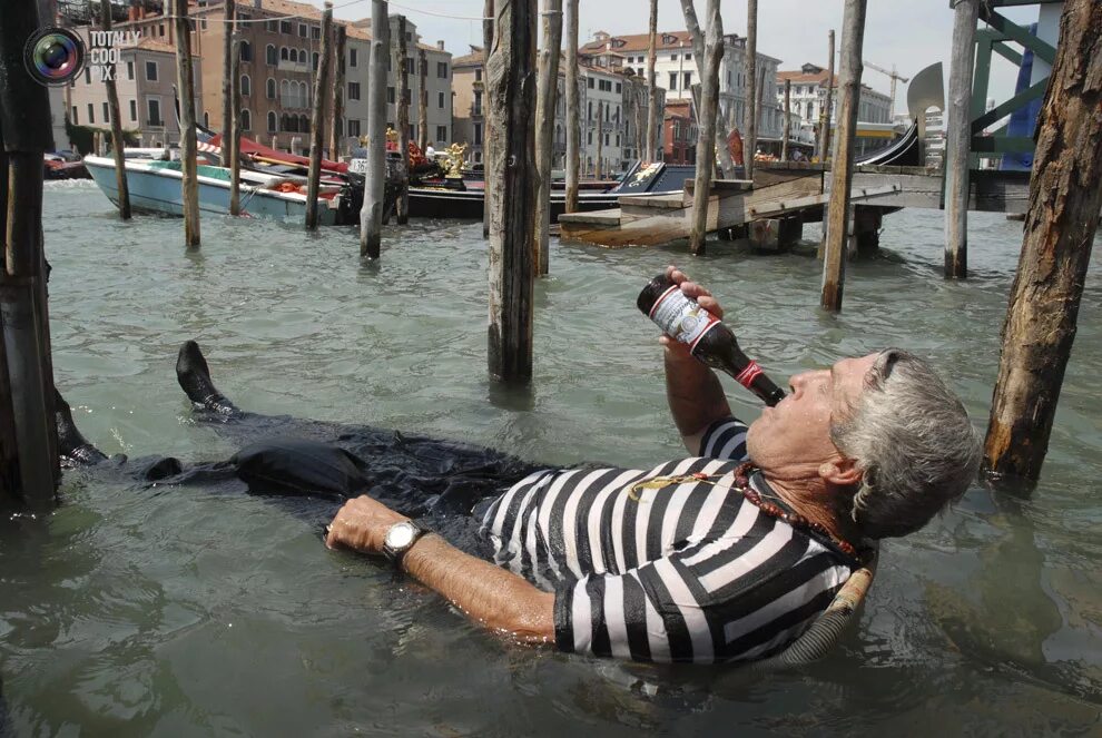весело под дождем. пьют под дождем. пьют под дождем. шашлык в ливень. мужчина курит под дождём.