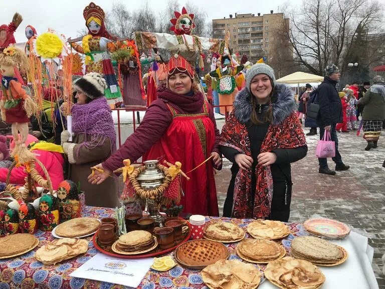 Стол на Масленицу. Украшения на Масленицу. Праздничный стол на Масленицу. Декор стола на Масленицу.