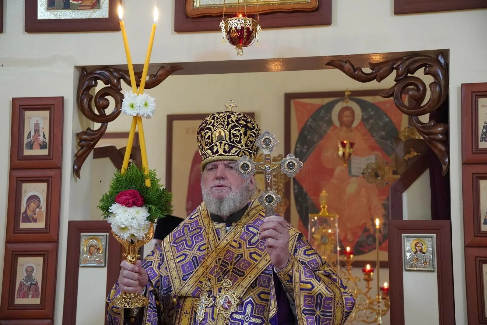 Свято троицкий женский монастырь в абхазии. Клирики знаменского собора курск. Служба в церкви сегодня курск. Петропавловский собор богослужение. Богослужения в храме московской духовная академия.