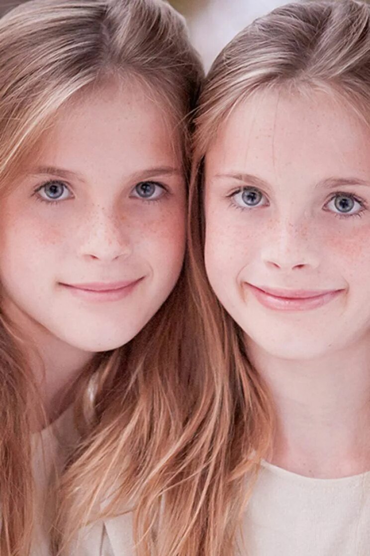 Найти друга 10 лет. Близнецы девочки. Красивые близняшки. Красивые близняшки девушки. Две девочки близняшки.