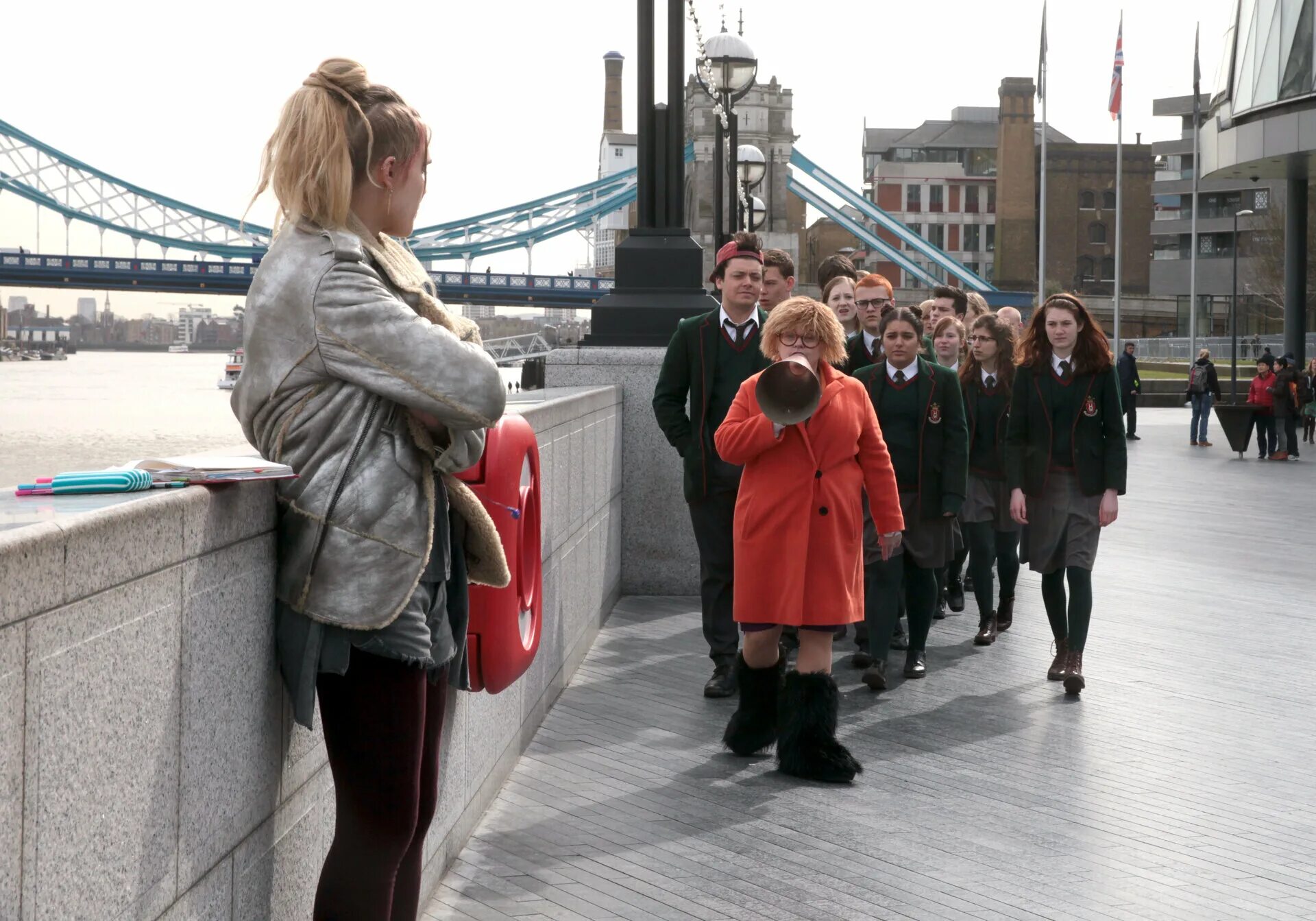 Водосброс на озере берриесса. Дыра в японии на дороге. Самая большая карстовая воронка в мире. Огромная воронка посреди лондона. Огромная воронка посреди лондона.