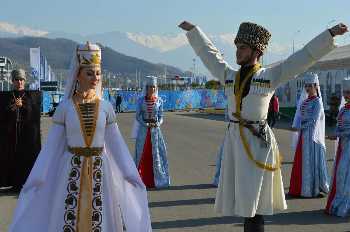 Первый в республике национальный. Народы Кавказа адыгейцы. Адыги шапсуги. Национальный костюм Адыги-шапсуги. Кабардинцы адыгейцы шапсуги.