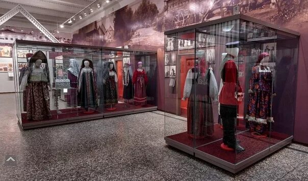 Народный костюм в орловском краеведческом музее. Музей старинной одежды. Экспонаты музея одежды. Музей старой одежды. Античная одежда в музеях.