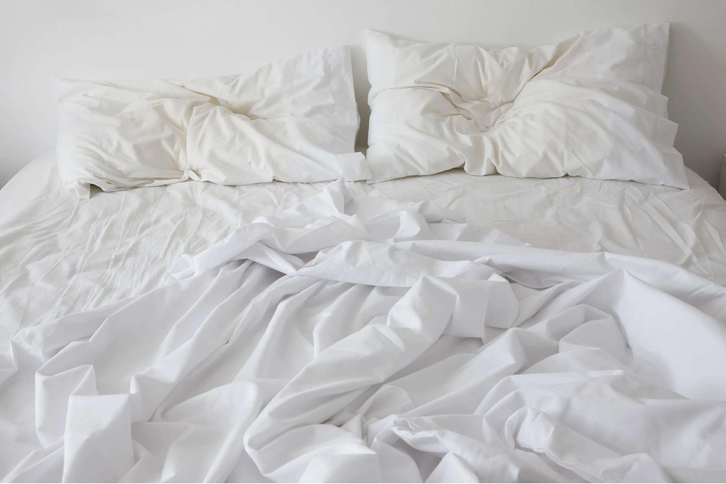 Белая кровать сверху. Мятое постельное белье. Смятая подушка. Незаправленная кровать. До скрытых встреч на мятых простынях