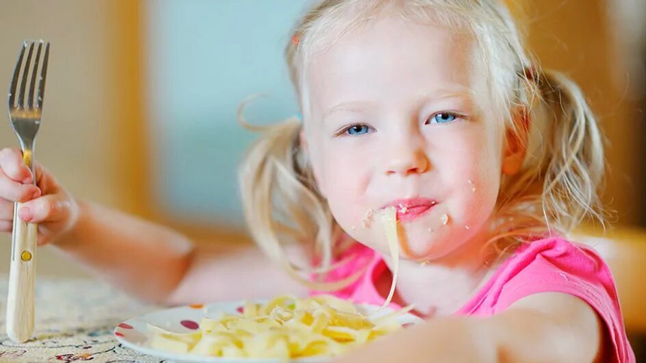 Из любого ребенка можно. Ребенок ест макароны. Маленькая девочка за столом. Ребенок паста фото. Картинка девочка ест пасту.