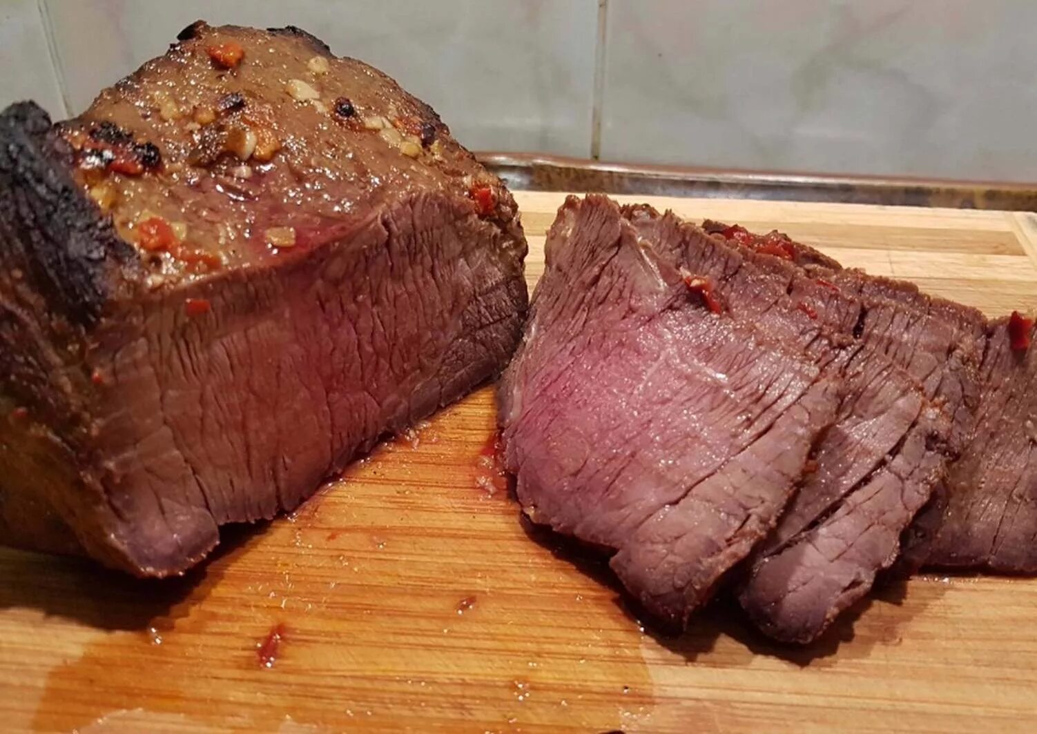 Сколько запекать мясо говядины в духовке. Говядина в духовке. кусок говядины в духовке. говядина куском в фольге. запечённая говядина в духовке.