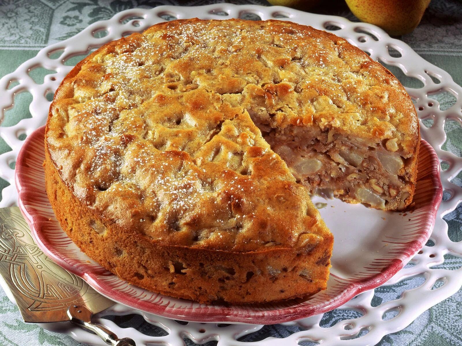 Ореховый пирог с грецкими. Пирог с грецкими орехами. домашний пирог с орехом. пироги с орехами грецкими. татарский пирог с грецкими орехами.