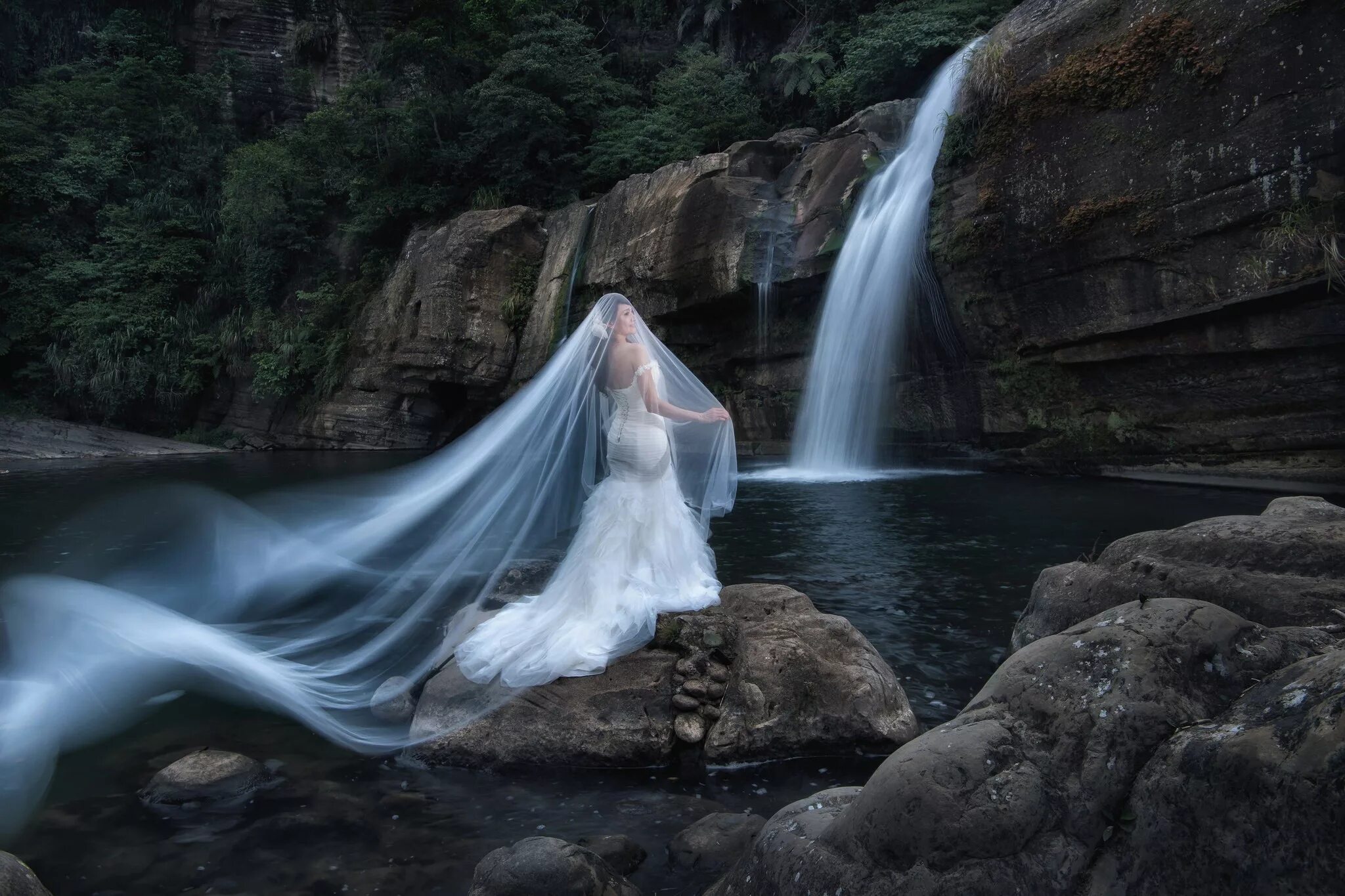 Мои океаны мои водопады кавер. Фотографии элизабет гэдд. Твои водопады мои. Фотосессия у водопада. Мои океаны твои водопады.