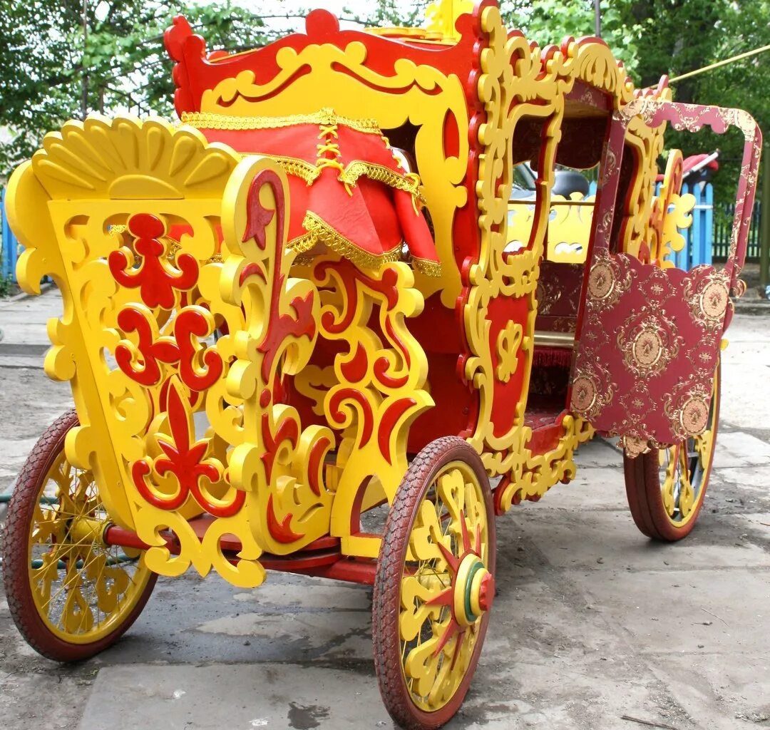 Карета декорация. Как сделать карету. Карета из картона большая. Как сделать карету. Карета для сада.