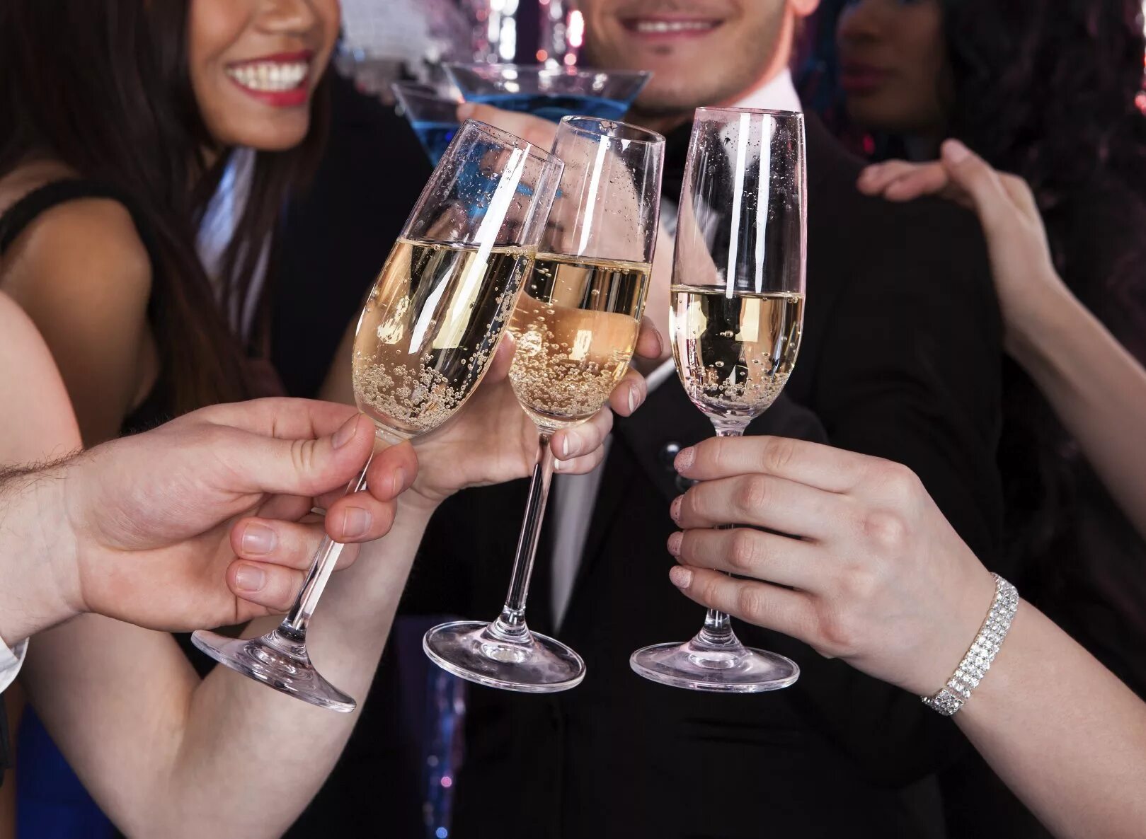 Выпить шампанское и загадать. Время пить шампанское. Девушки пьют шампанское. Надписи на девичник. Время пить шампанское.