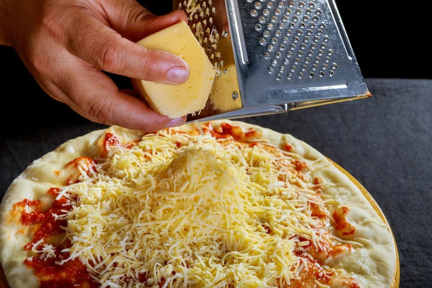 Какой сыр лучше использовать для пиццы. Тертый сыр для пиццы. Сыр посыпанный на пиццу. Пиццу посыпают сыром. Натертый сыр.