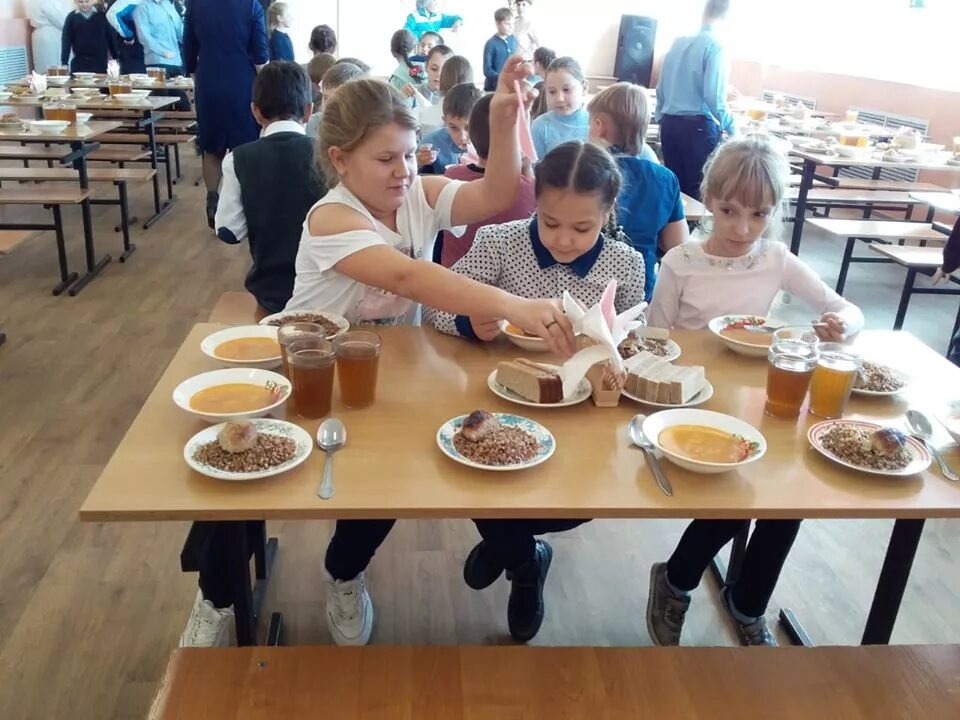 Школа 10 еду. Школьная столовая МБОУ СОШ 125 Барнаул. Столовая в школе. Еда в школьной столовой. Обед в школьной столовой.