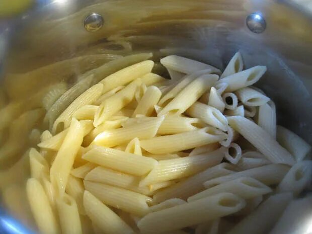 Как варить в кастрюле на воде рожки. Сваренные макароны в кастрюле. Варка макарон в кастрюле поэтапно. Макароны варятся. Как отварить рожки.