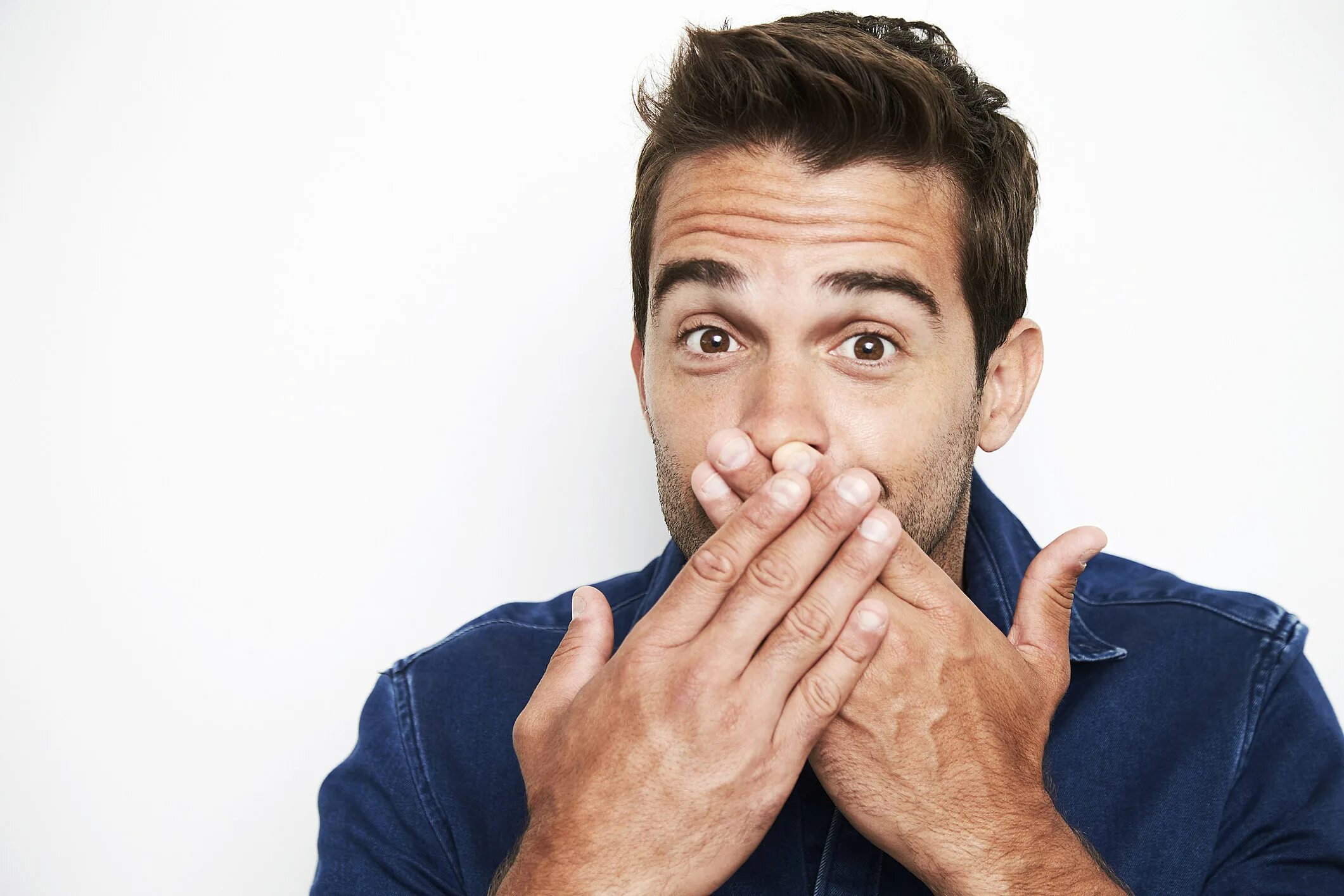 Закрыть парню рот. Мужская рука на лице девушки. Мужчина прикрывает рот. Рот закрытый рукой. Человек закрывает рот.