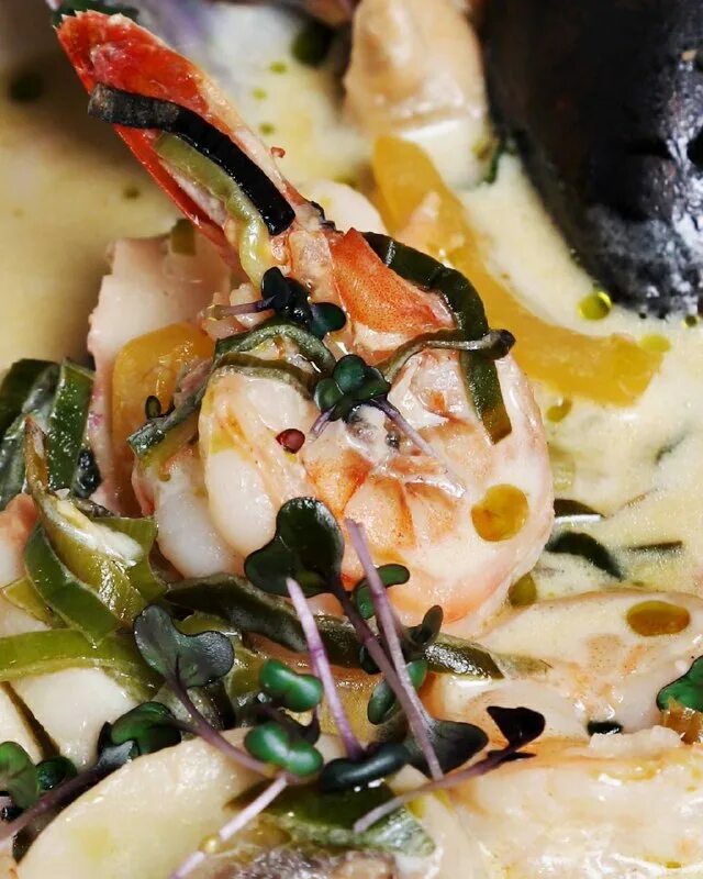 орекьетте паста. шампиньоны запечённые с креветками. креветки с шампиньонами в сливочном соусе. креветки с шампиньонами. салат с креветками и горошком.