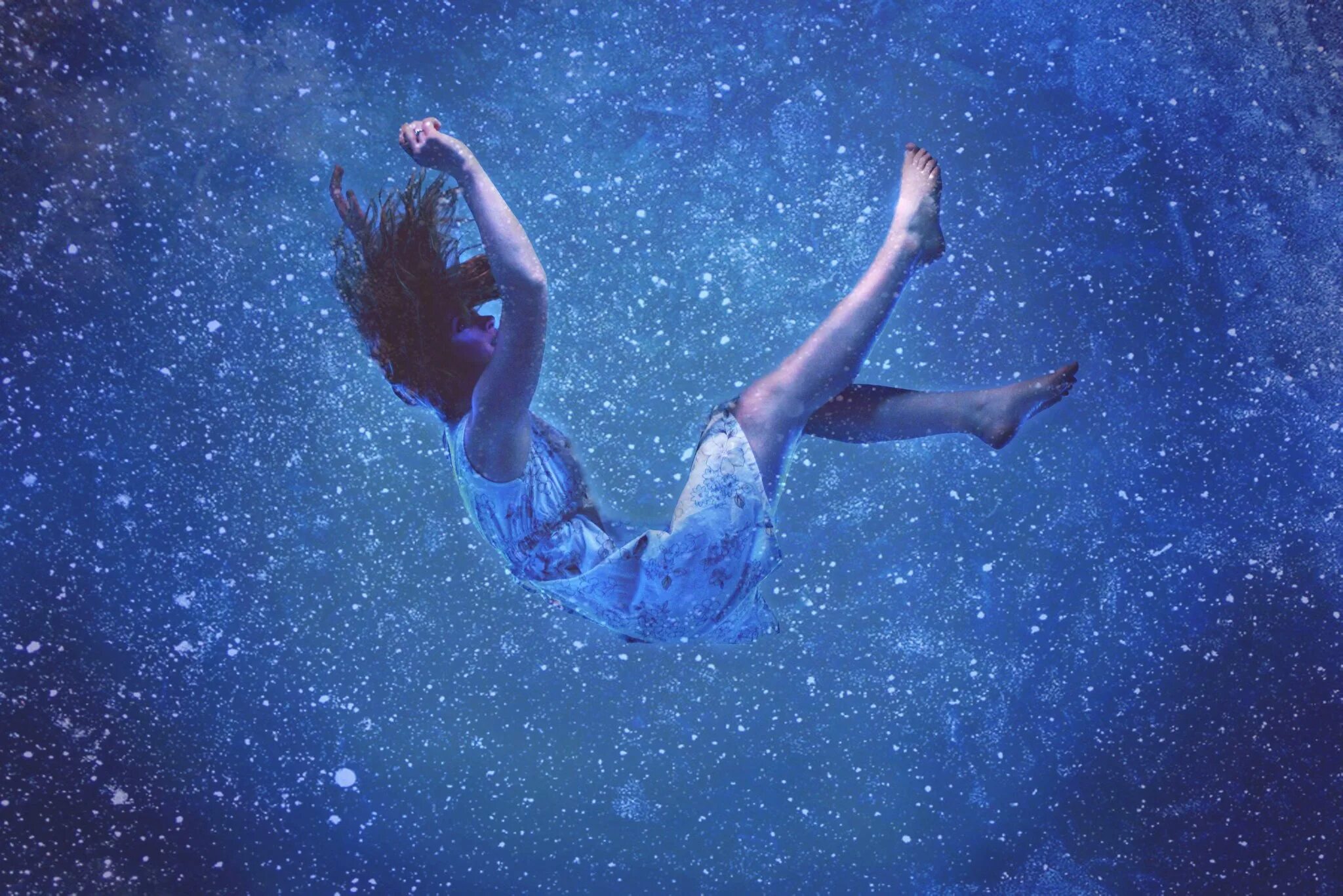 Тонуть во сне к чему это. Девушка падает в воду. Человек падает в воду. Девушка в воде. Тонущий человек под водой.
