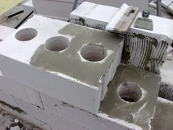 Блок ютонг вент. Вентканалы в газобетоне. Вентканалы в доме из газобетона. Вентиляционные каналы в газобетоне. Дымоход в стене из газобетона.