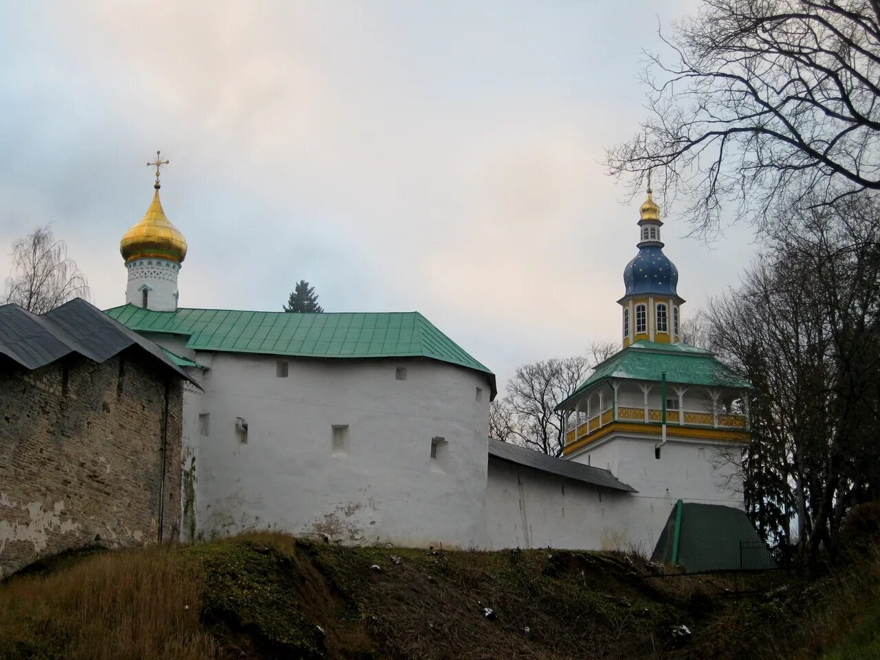 Псков печоры как добраться. Псково-печерский монастырь. печорский монастырь псковская область. монахи псково-печерского монастыря. печоры псковская область центр города.