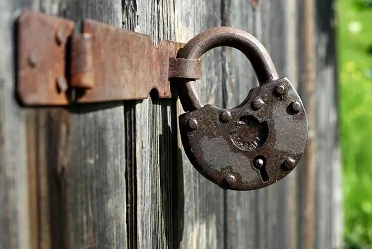 Закрытая дверь. Красивая замочная скважина. Дверь с навесным замком. Ключ в двери. Ключи в дверях квартиры.