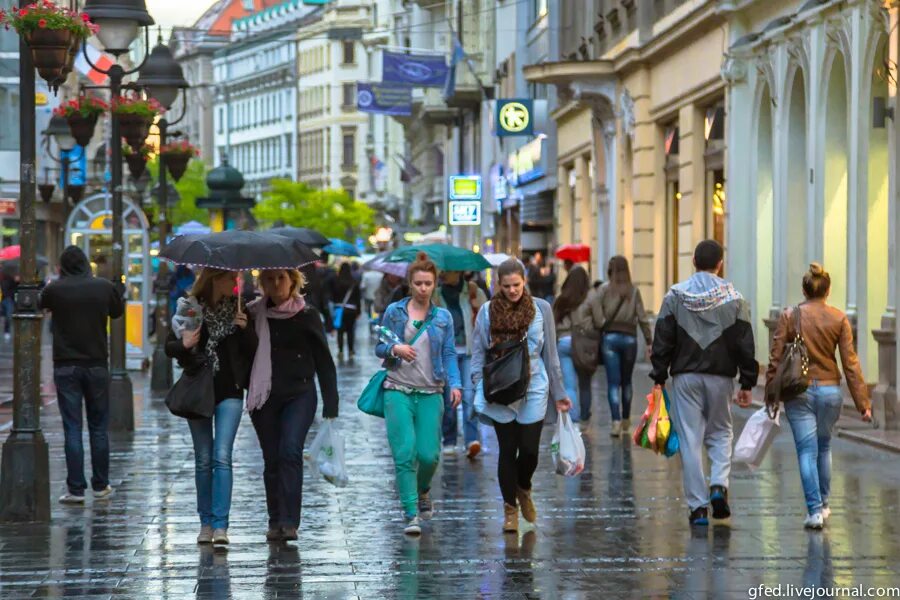 Люди на улицах питера. Повседневная жизнь москвы. Толпа людей на улице. Люди в городе. Повседневность городов.