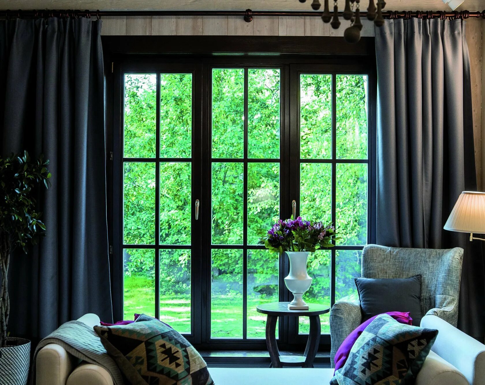 Закрытые шторы. Шторы на эркерные окна в спальню. Красивые шторы. Окно со шторами. Задернутые шторы.