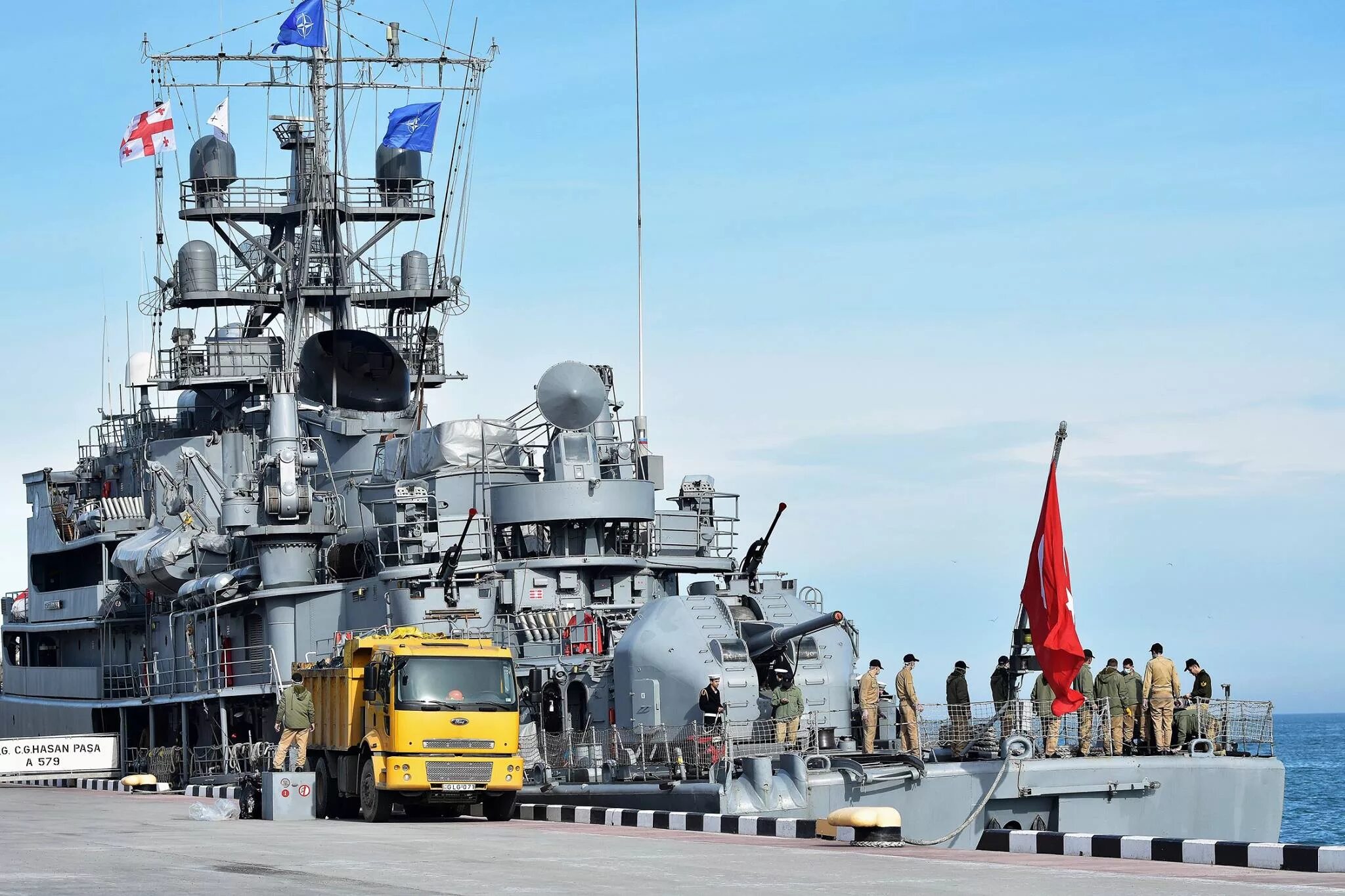 Порт Поти Грузия. Морской порт в Поти Грузия. Батуми порт военный. Корабли НАТО В Грузии.