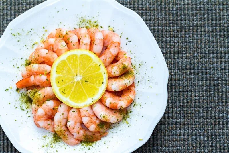 Морепродукты в панцире едят с лимоном. Креветки с лимоном. К креветкам подали воду с лимоном. Креветки с лимоном. К креветкам подали воду с лимоном.