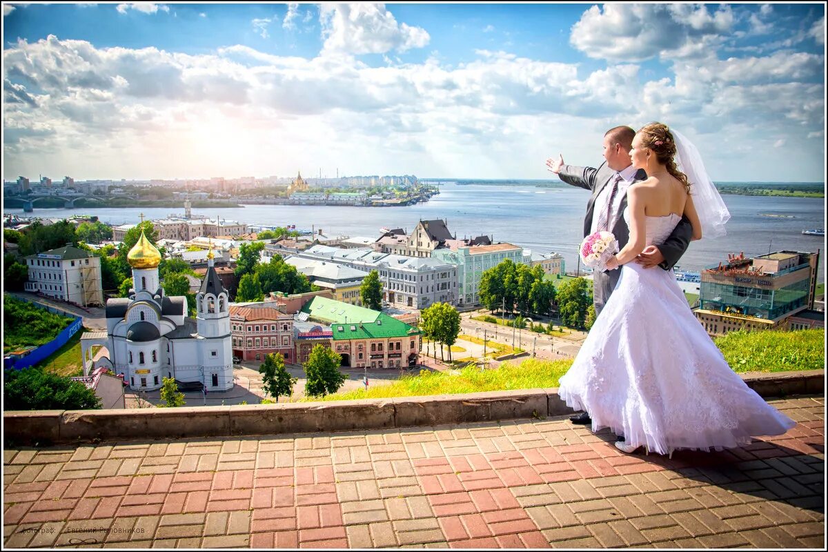 Где сделать свадебную. Свадебная фотосессия. Свадебная фотосессия на набережной. Свадьба Нижний Новгород. Свадебная фотосессия Нижний Новгород.